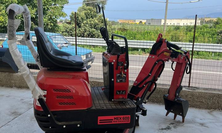 MINI ESCAVATORE 600kg IVA E SPEDIZIONE INCLUSI