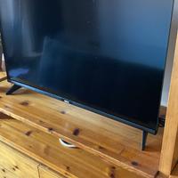 Televisore RCA da 32 pollici.