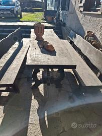 Tavolo in castagno con panche