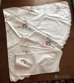 Tovaglia rotonda ricamata + 10 tovaglioli