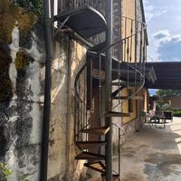 Scala a chiocciola in ferro battuto lavorato a man