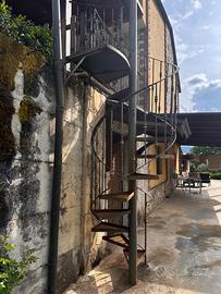 Scala a chiocciola in ferro battuto lavorato a man