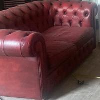 Divano vintage chesterfield rosso due posti