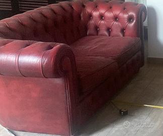 Divano vintage chesterfield rosso due posti