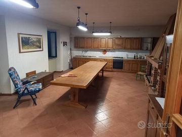 Rustico / Casale di 115 m² con 5 locali a Spoleto