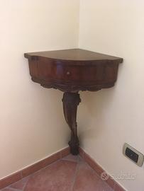 Antica angoliera in legno