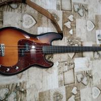 Squier precision fretless