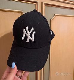 Cappellino New Era 9Forty con logo bianco