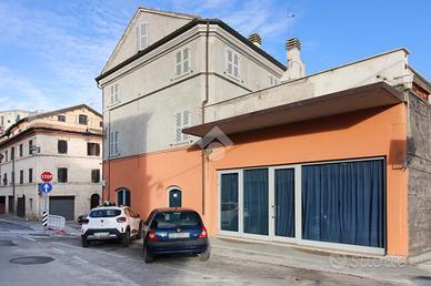 NEGOZIO A MONTE URANO