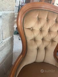 poltrona, 3 sedie in legno e uno specchio