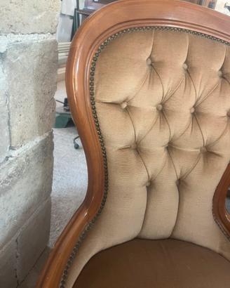 poltrona, 3 sedie in legno e uno specchio