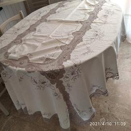 Tovaglia in cotone con inserti in pizzo
