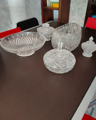 centro tavola e recipienti in cristallo 
