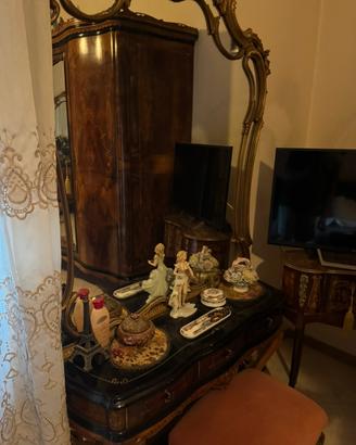 Comò d’epoca con specchio in legno di noce
