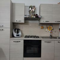 Cucina completa con elettrodomestici e frigo