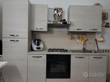 Cucina completa con elettrodomestici e frigo