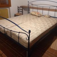 Struttura letto matrimoniale con materassi nuovi