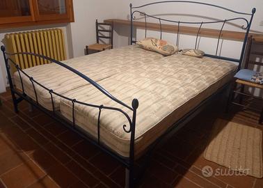 Struttura letto matrimoniale con materassi nuovi