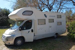 Camper con mansarda monoscocca