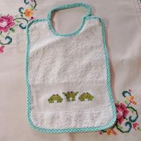 Bavetta neonato ricamata a mano con rane