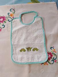 Bavetta neonato ricamata a mano con rane
