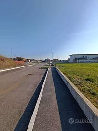Terreno di 689 m² a Calcinate