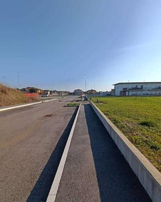 Terreno di 689 m² a Calcinate