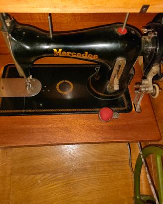 Macchina da cucire Mercedes vintage con mobile