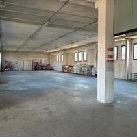 Capannone con uffici arredati