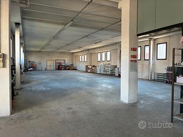 Capannone con uffici arredati