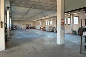 Capannone con uffici arredati