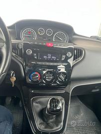Lancia y
