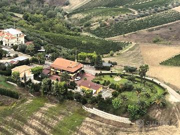 VILLA IN CONTRADA COLLELUNGO, 11 MONSAMPOLO DEL TR