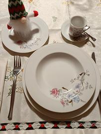 Piatti in ceramica con tazzine