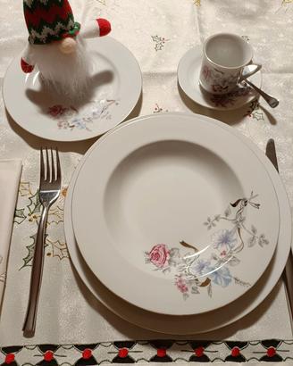 Piatti in ceramica con tazzine