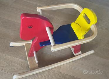 Cavallo a dondolo in legno