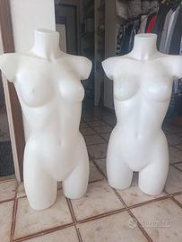Coppia di busti manichino donna in plastica bianca