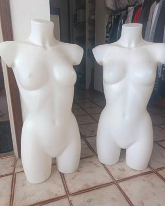 Coppia di busti manichino donna in plastica bianca