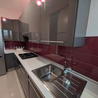 Cucina IKEA moderna con elettrodomestici