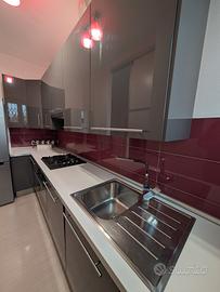 Cucina IKEA moderna con elettrodomestici