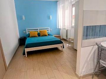 OSTIA GRAZiOSO MONOLOCALE ARREDATO