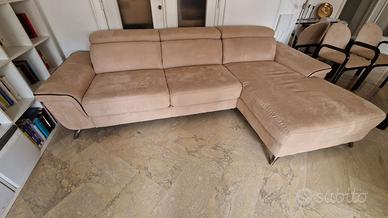 Divano con Chaise Long marca Dondi, mai usato, 50%