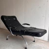 Chaise lounge (poltrona) in pelle nera reclinabile