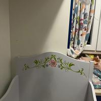 Lettino antico decorato a mano con materasso e tra