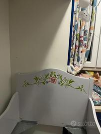 Lettino antico decorato a mano con materasso e tra