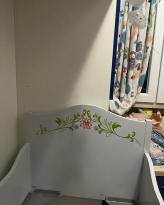 Lettino antico decorato a mano con materasso e tra