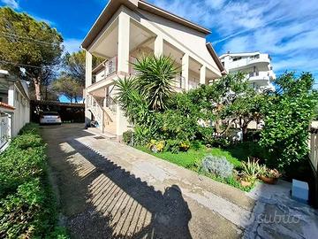 Villa con ampia corte/giardino in posizione strate