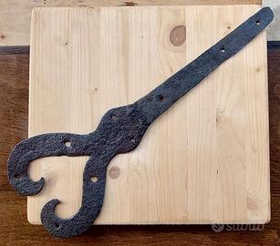 Antica cerniera decorativa in ferro battuto