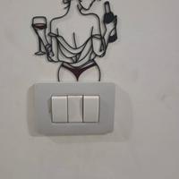 Donna con un calice di vino Rosso stampata in 3D