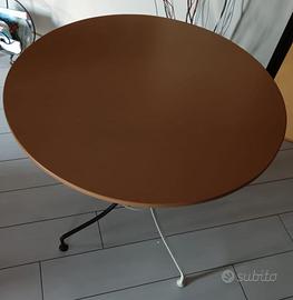 Tavolo in ferro battuto con ripiano in legno